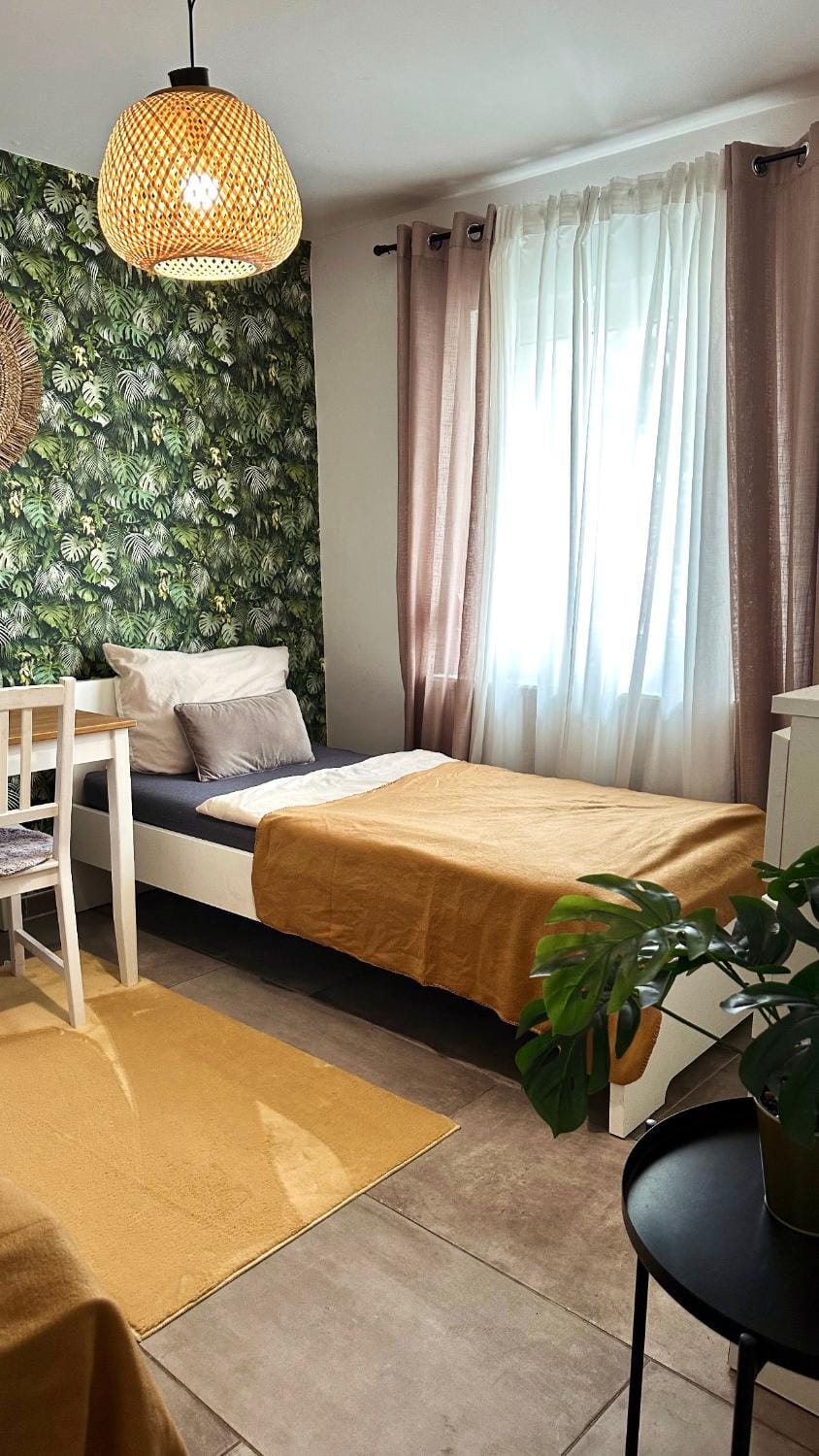 3 Bedroom Apartment near Düsseldorf Messe & Airport 6 Single Beds WiFi Apartment in Duisburg