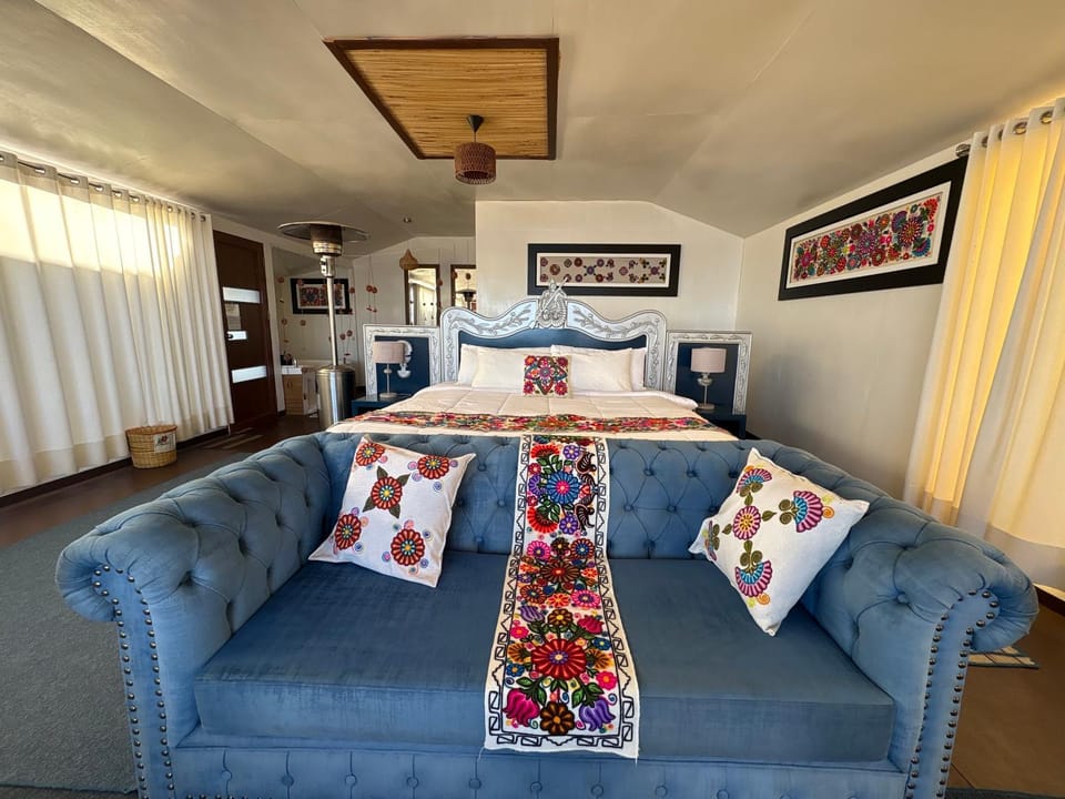 Bed, Living room, Photo of the whole room, Seating area, Bedroom
