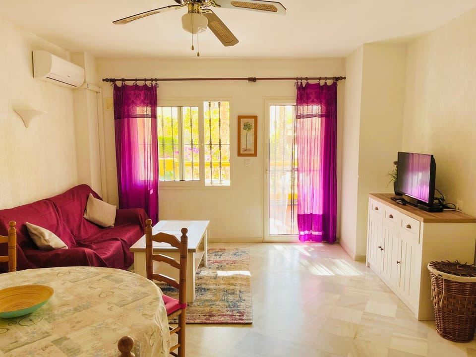 TV and multimedia, Living room, Seating area, Dining area, fireplace
