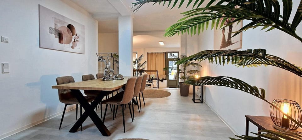 Dining area, Food