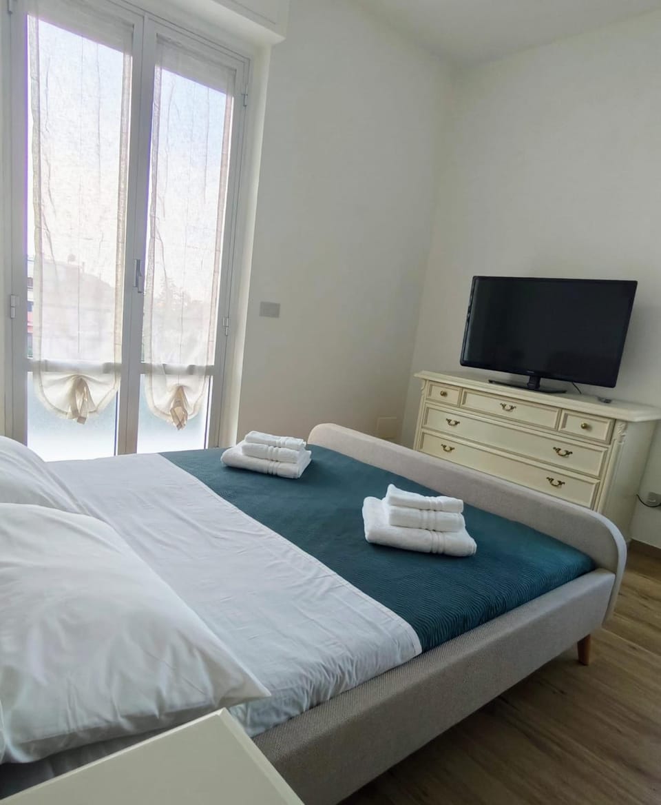 Bed, TV and multimedia, Bedroom, towels