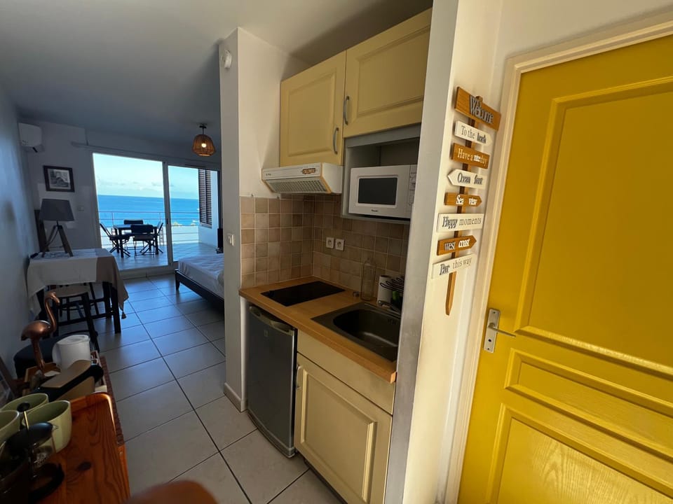 Coffee/tea facilities, Kitchen or kitchenette, microwave, stove