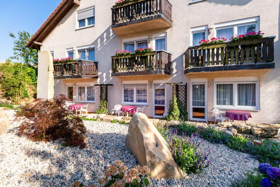 Property building, Day, Garden, Balcony/Terrace, Balcony/Terrace, Garden view