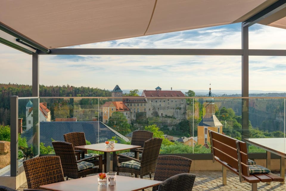 Restaurant/places to eat, Balcony/Terrace
