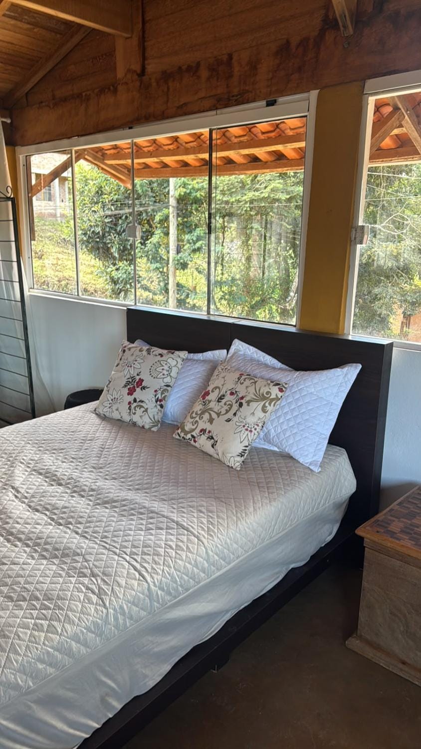 Casa com deck, salão e fogão a lenha com Wi-Fi House in State of Rio de Janeiro