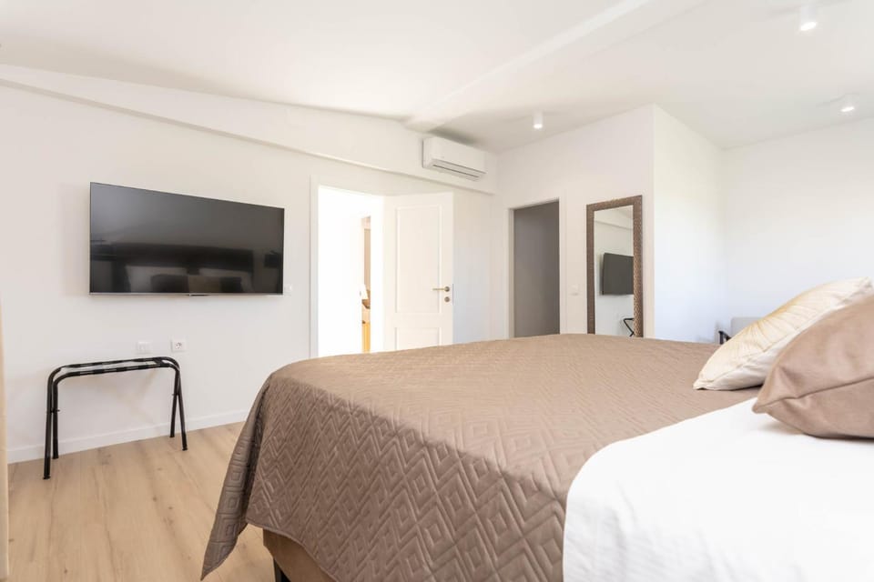 Bed, TV and multimedia, Photo of the whole room, Bedroom, air conditioner