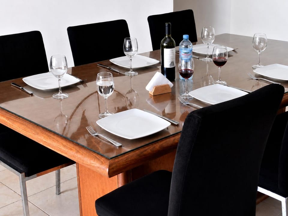 Food and drinks, Dining area, Evening entertainment