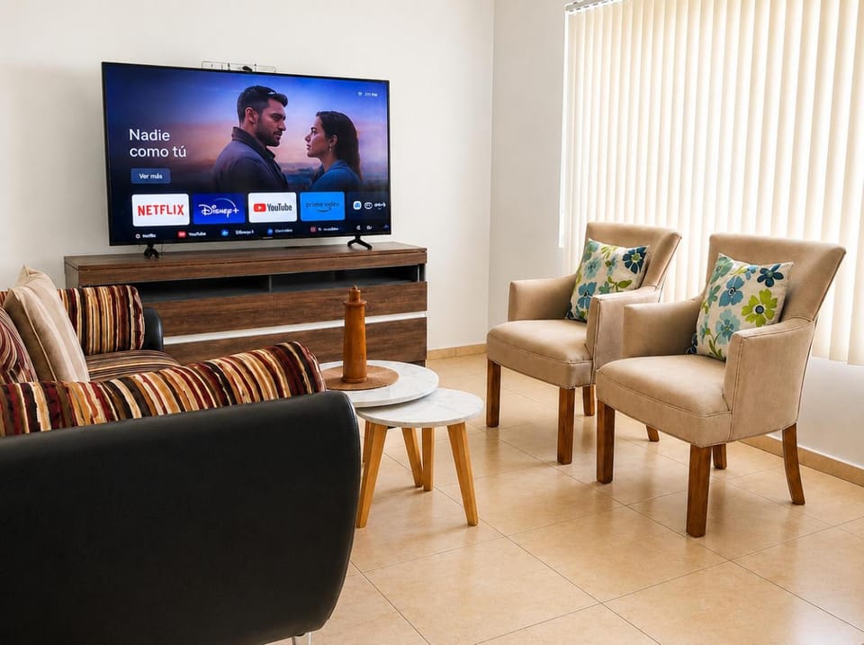 Communal lounge/ TV room, TV and multimedia, Living room, Seating area, Evening entertainment