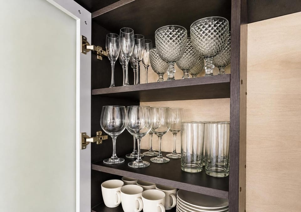 Coffee/tea facilities, Kitchen or kitchenette, wardrobe