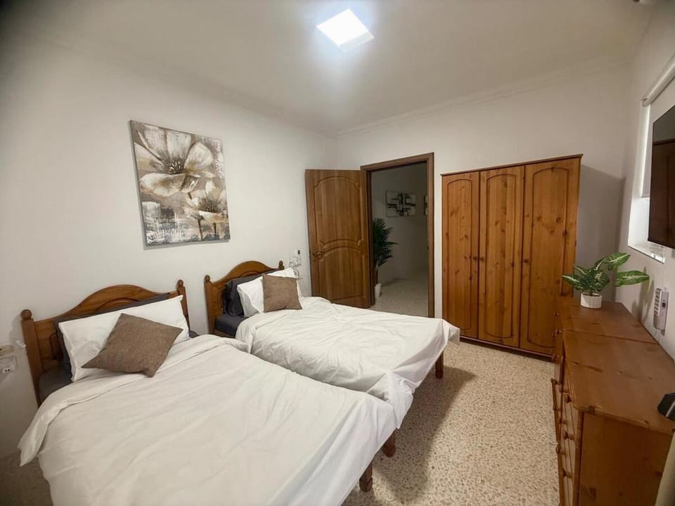 3 Bdr Apart with Terrace 5 min walk to the beach Apartment in Saint Paul's Bay