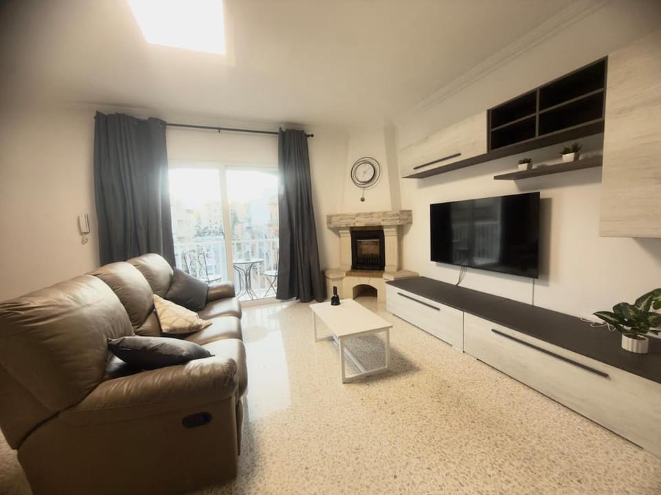 3 Bdr Apart with Terrace 5 min walk to the beach Apartment in Saint Paul's Bay