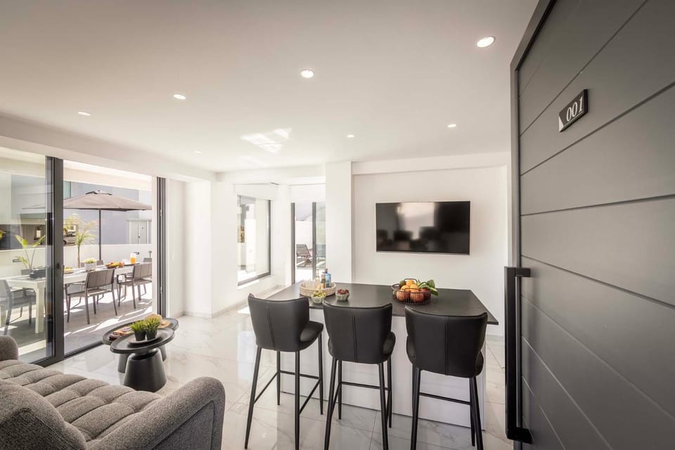 TV and multimedia, Living room, Seating area, Dining area