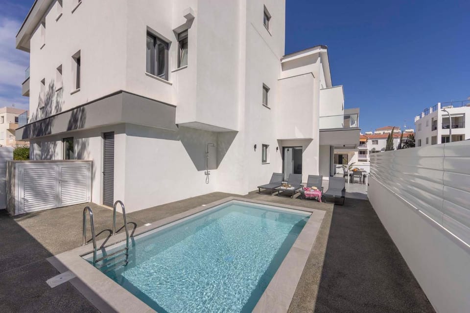 Day, Pool view, Swimming pool, sunbed