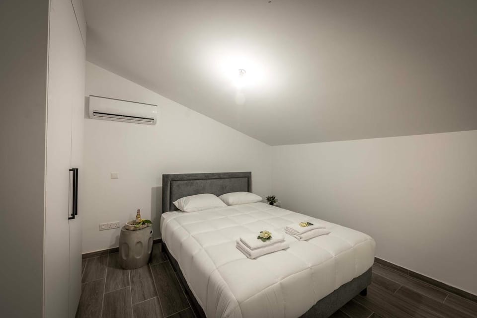 Bed, Photo of the whole room, Bedroom, towels, air conditioner