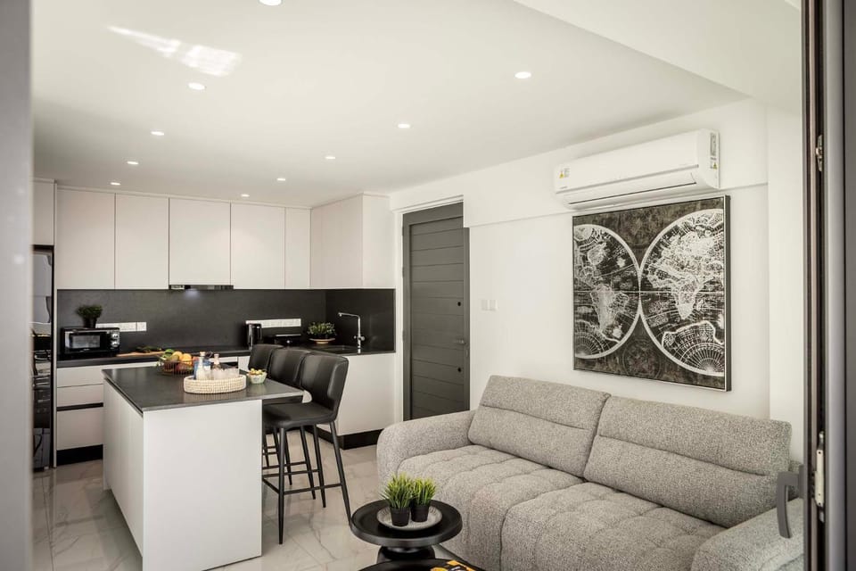 Kitchen or kitchenette, Living room, Seating area, Dining area, minibar, oven, stove