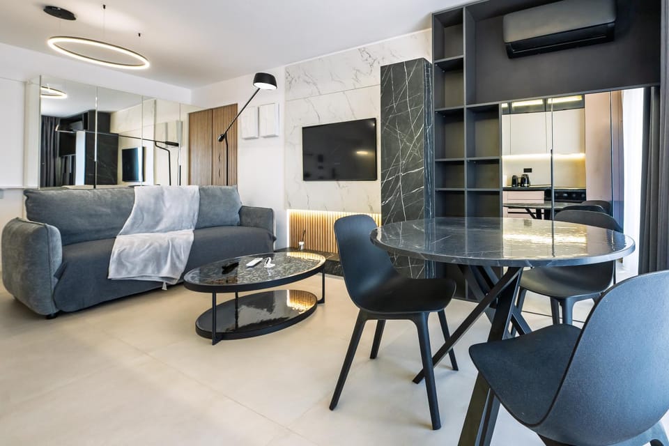 TV and multimedia, Living room, Seating area, Dining area, air conditioner