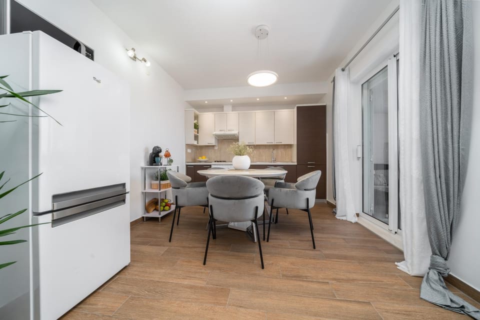 Dining area, kitchen