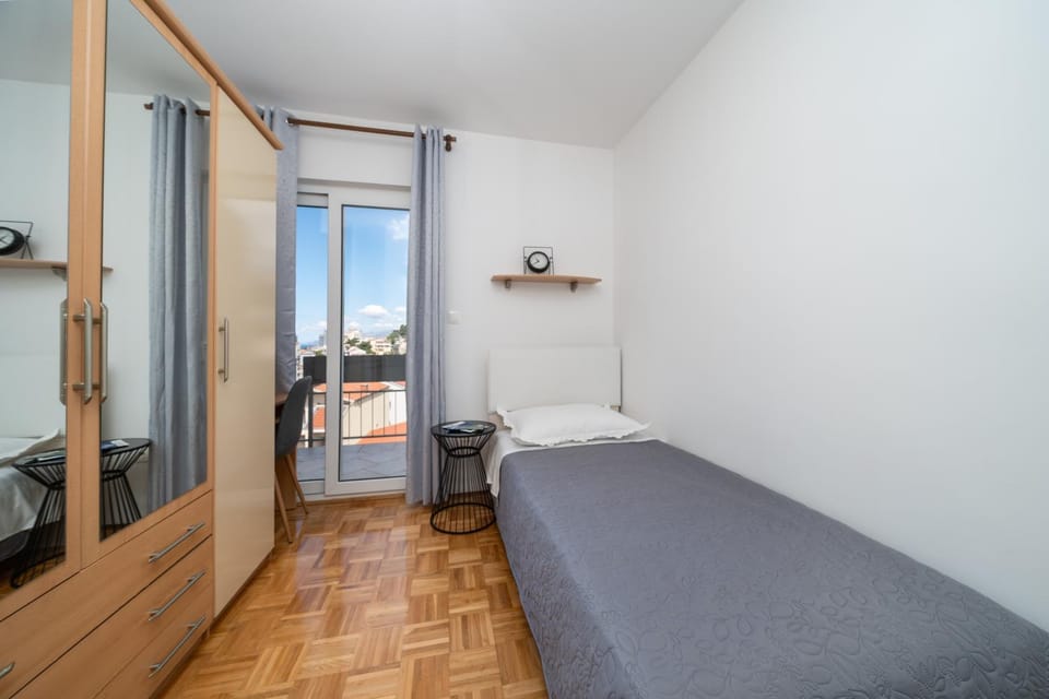 View (from property/room), Balcony/Terrace, Bedroom