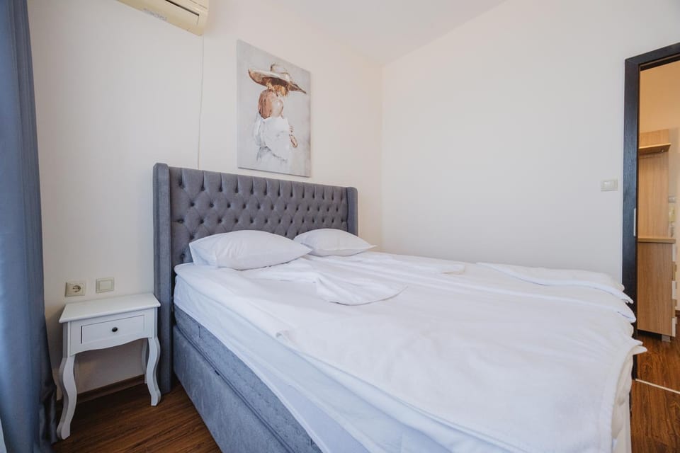 Bed, Bedroom, air conditioner