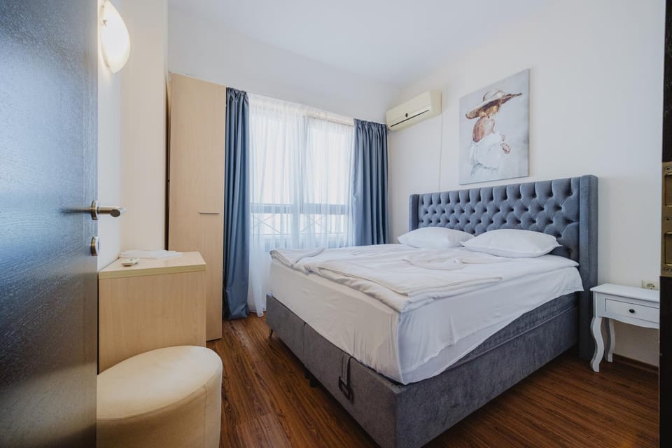 Bed, Bedroom, towels, air conditioner