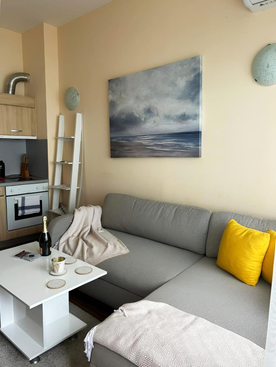 Living room, Seating area, Dining area, Diving