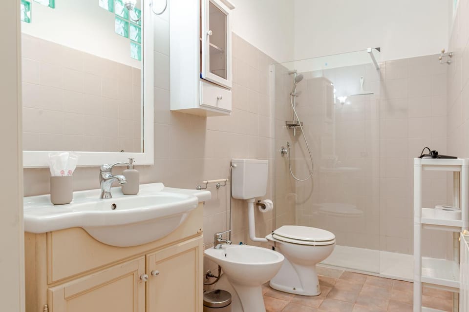 Shower, Toilet, Bathroom, bidet, towels