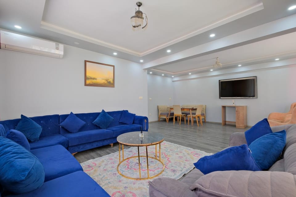 Communal lounge/ TV room, TV and multimedia, Living room, Seating area, Evening entertainment, air conditioner