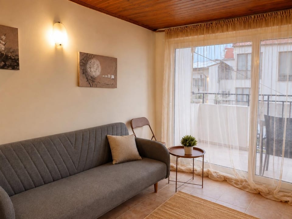 Balcony/Terrace, Living room, Seating area, Family, heating
