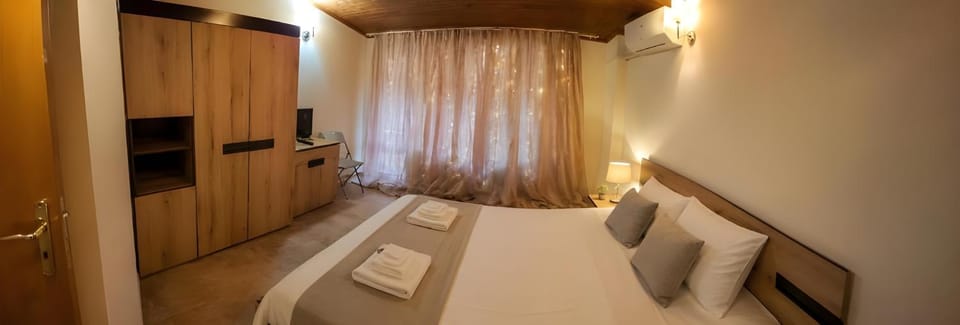 Bed, TV and multimedia, Photo of the whole room, Seating area, Bedroom, wardrobe