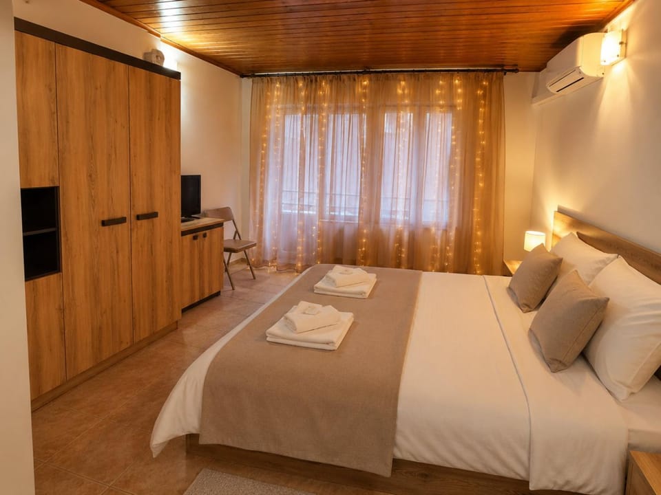 Bed, TV and multimedia, Photo of the whole room, Seating area, Bedroom, On site, Time of day, Location, Family, heating, internet, towels, wardrobe, air conditioner