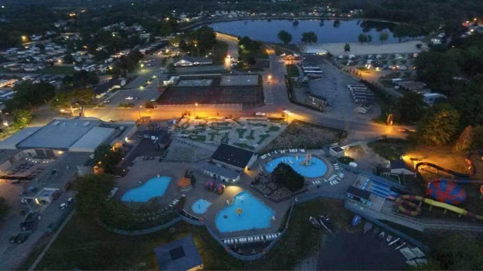 Hot Tub, Swimming pool