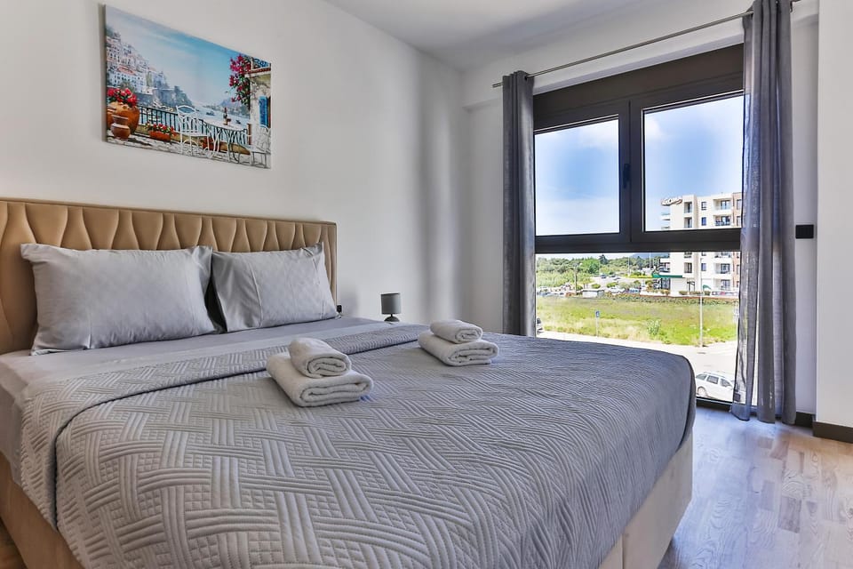 Bedroom, Mountain view, Sea view