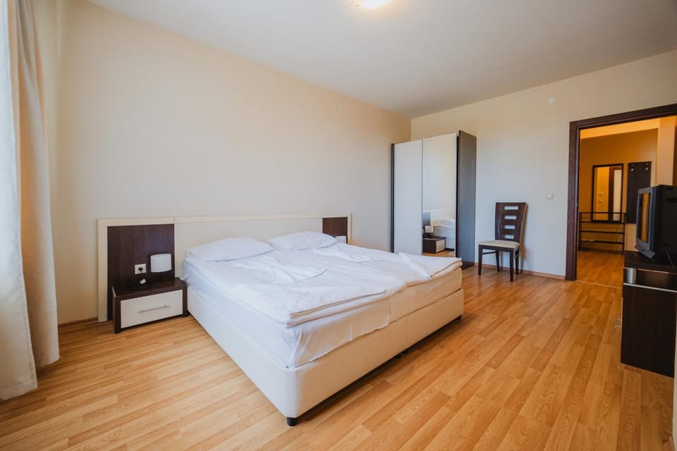Bed, TV and multimedia, Bedroom, wardrobe