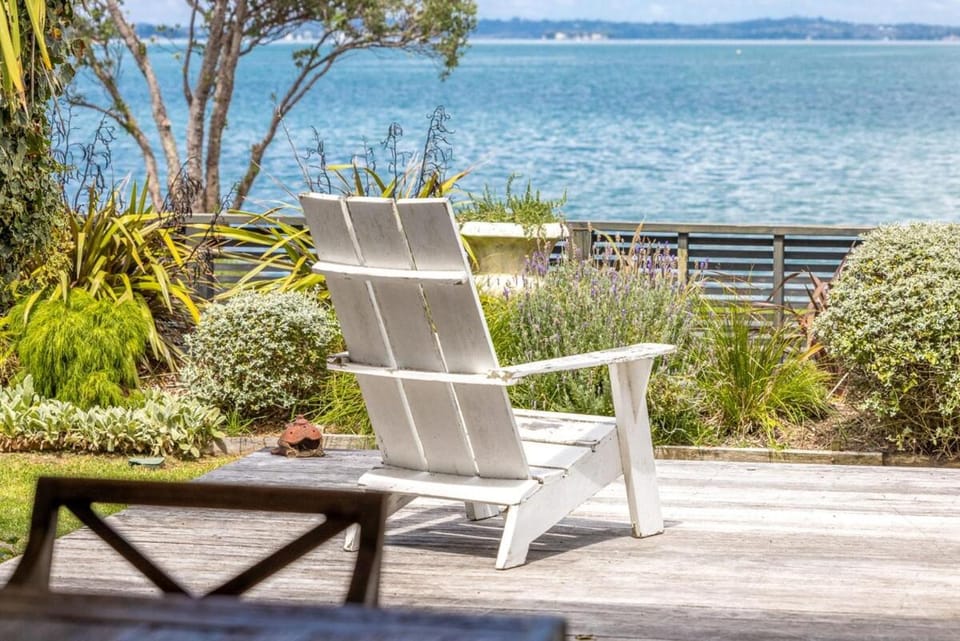 Esplanade Pool House - Coast and Country House in Auckland Region
