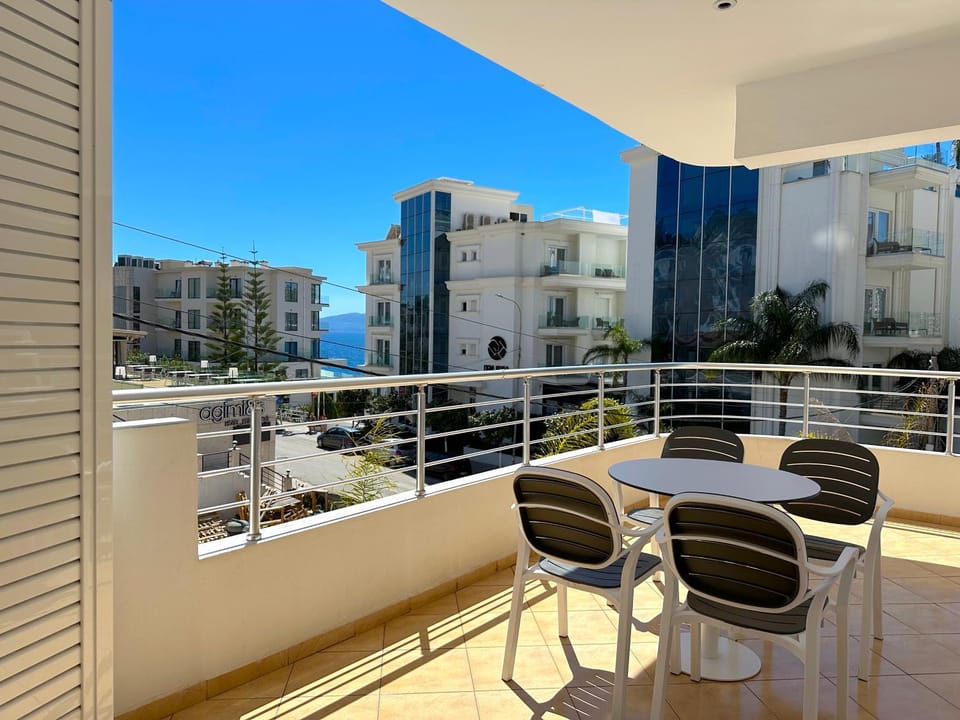 View (from property/room), Balcony/Terrace, Seating area, City view, Sea view
