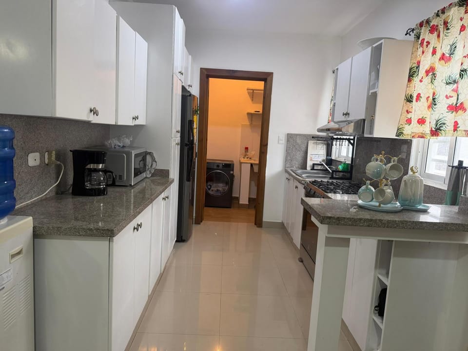 Coffee/tea facilities, Kitchen or kitchenette, oven, stove