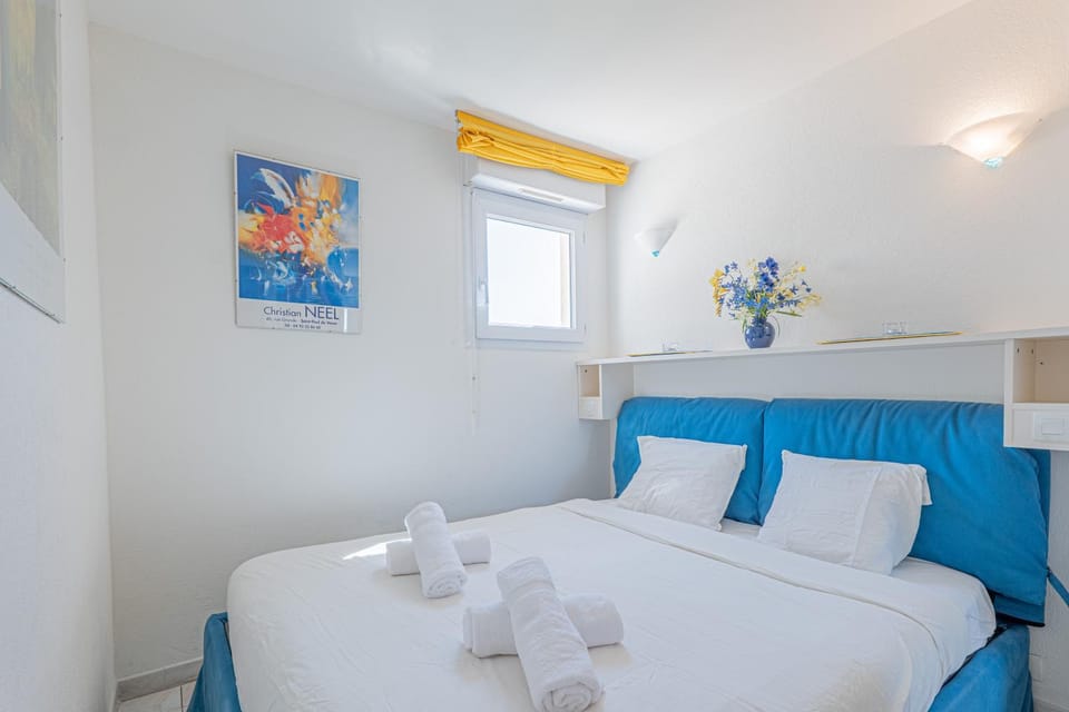 Bed, Decorative detail, Bedroom, heating, towels, air conditioner