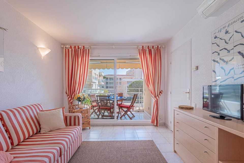 TV and multimedia, Balcony/Terrace, Living room, Decorative detail, heating, internet, air conditioner