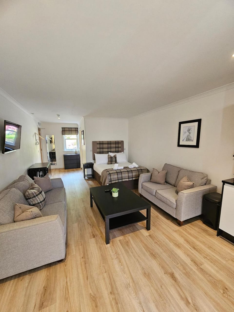 Luxury 1 Bedroom apartment with Loch View WHW Apartment in Scotland