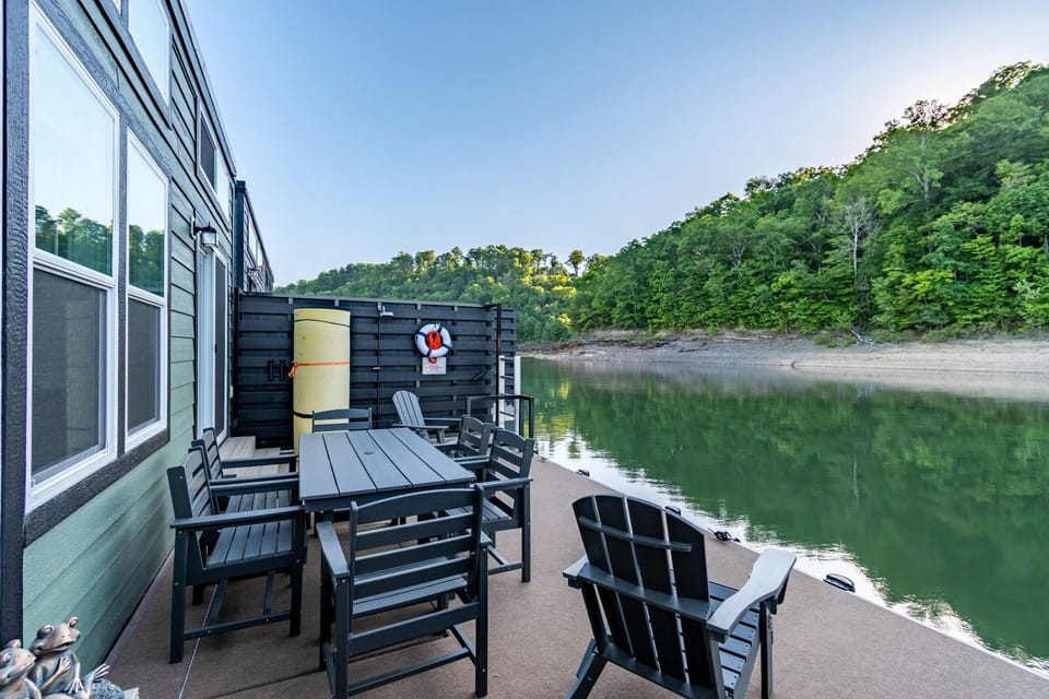 Lily Pad - Lake Cumberland House in Lake Cumberland