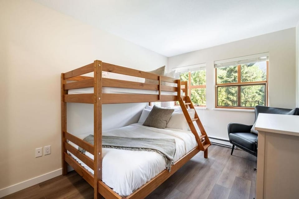 Bedroom, bunk bed