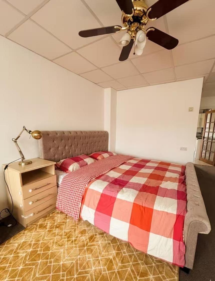 Stylish Studio with SuperKing Bed Apartment in Dartford