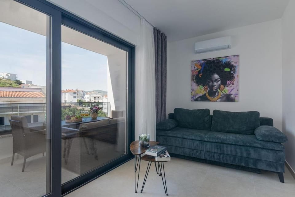 Apartment Maris, Near the Beach, Trogir Apartment in Okrug Gornji