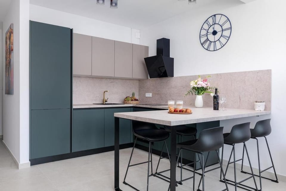 Apartment Maris, Near the Beach, Trogir Apartment in Okrug Gornji