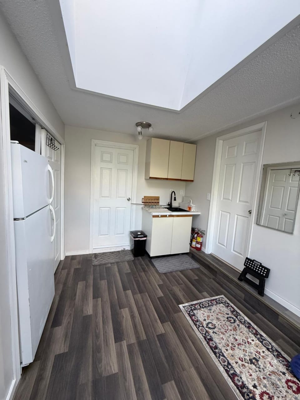Private Suite , Private Bath , 10 min to Downtown Bed and Breakfast in West Vancouver
