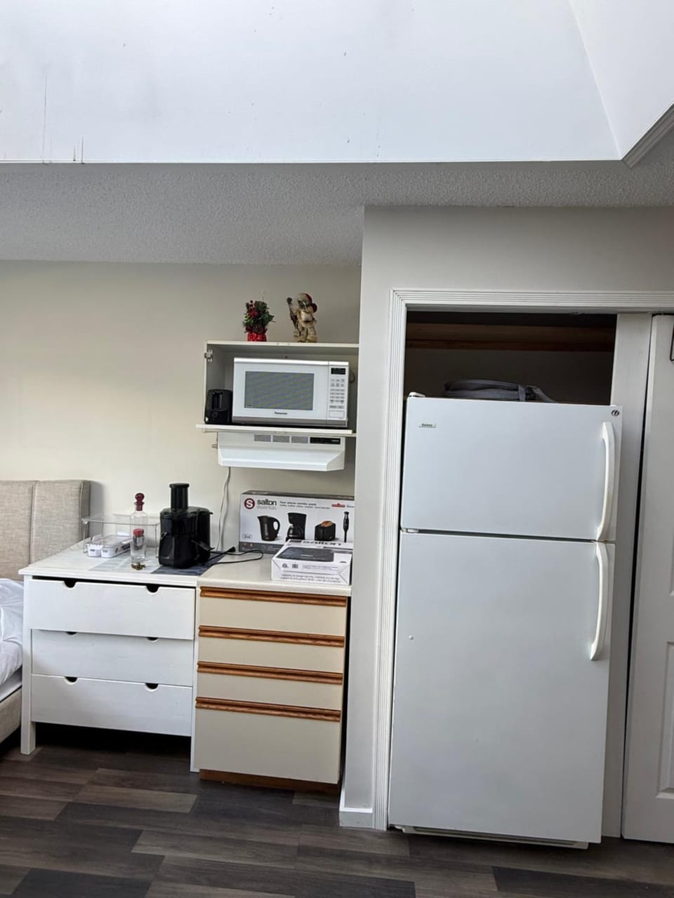 Private Suite , Private Bath , 10 min to Downtown Bed and Breakfast in West Vancouver