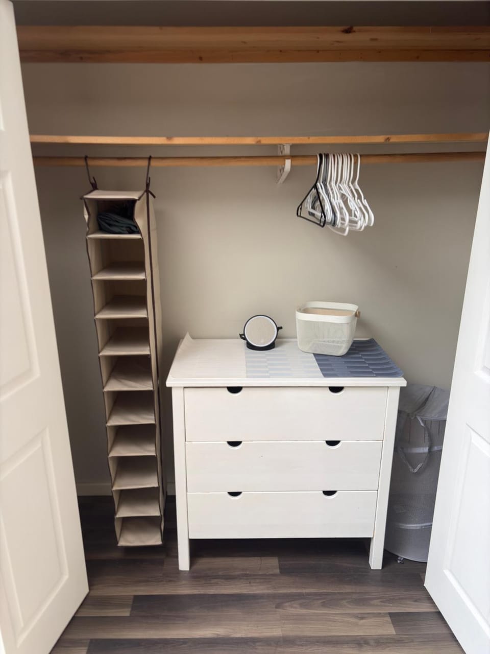 Private Suite , Private Bath , 10 min to Downtown Bed and Breakfast in West Vancouver