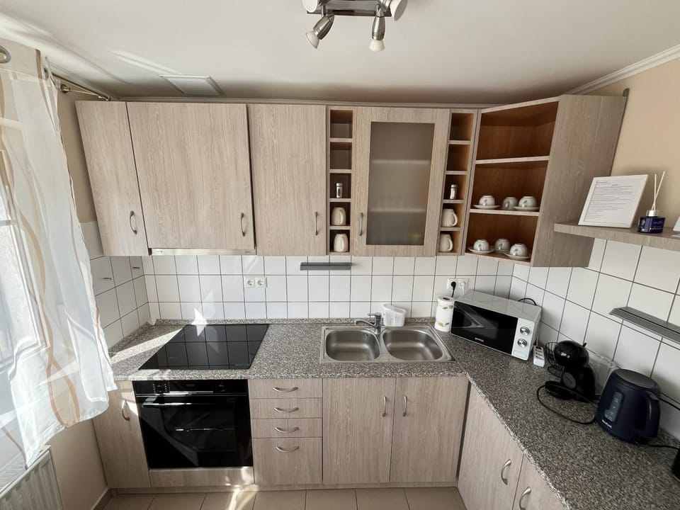 Coffee/tea facilities, Kitchen or kitchenette, microwave, oven, stove, kitchen