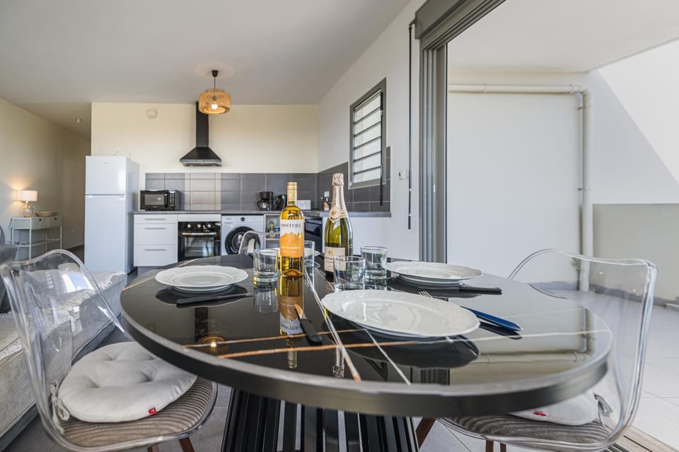 Kitchen or kitchenette, Dining area, dishwasher, oven, stove