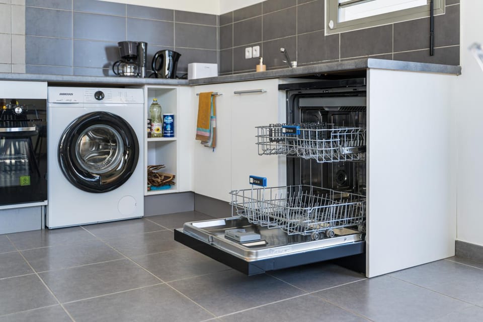Kitchen or kitchenette, dishwasher, washing machine